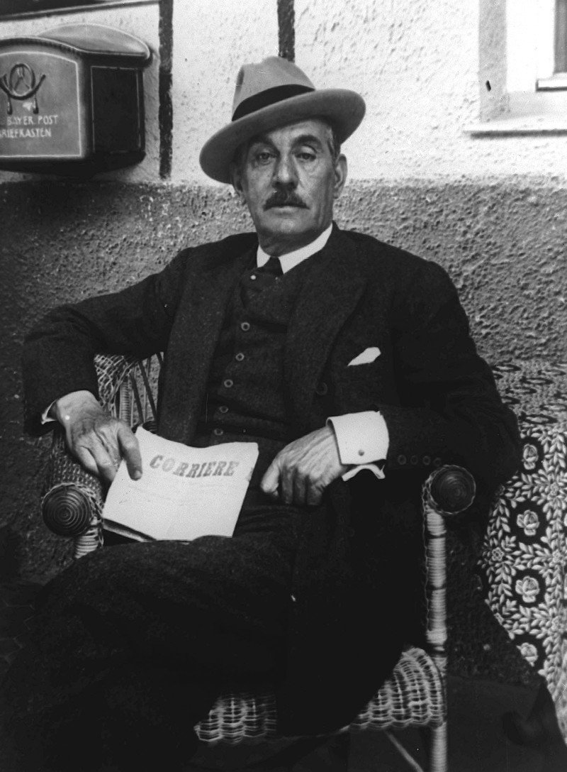 Ο Τζάκομο Πουτσίνι σε μια φωτογραφία του 1922, δύο χρόνια πριν αφήσει την τελευταία του πνοή.