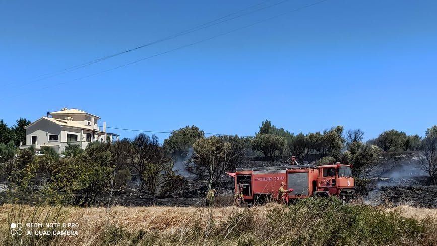 Στο σημείο έχουν σπεύσει οι δυνάμεις της Πυροσβεστικής