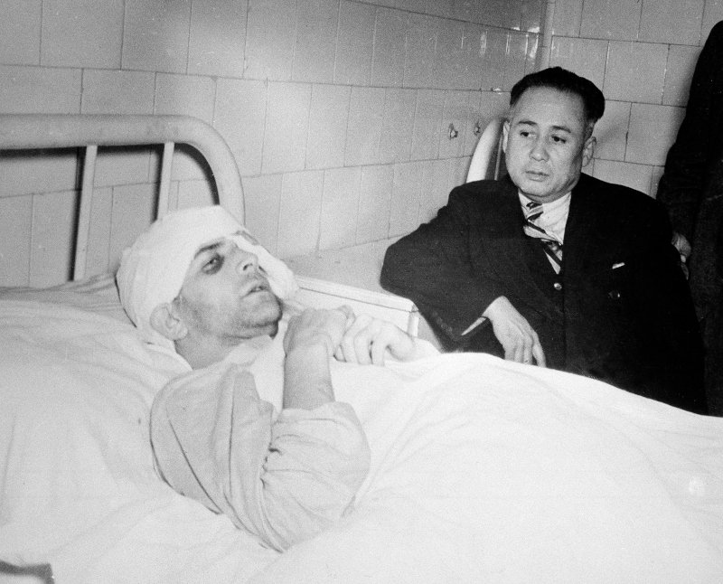 O δολοφόνος του Τρότσκι, Ραμόν Μερκαντέρ στο νοσοκομείο μετά τον ξυλοδαρμό του από Ρώσους πράκτορες.