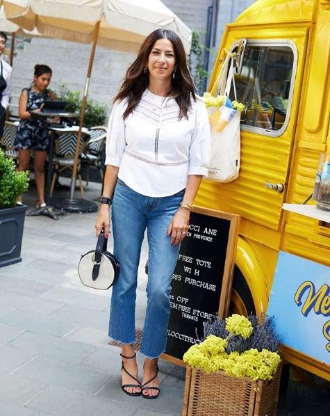 Rebecca Minkoff με τζιν και λευκό πουκάμισο