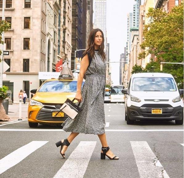 Η Rebecca Minkoff περπατά σε δρόμο της Νέας Υόρκης