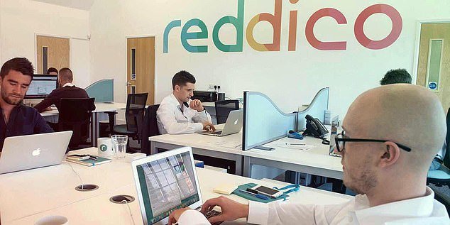 Υπάλληλοι της Reddico στα γραφεία τους.