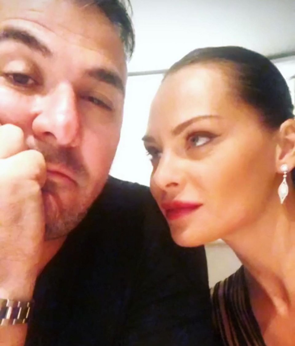 H selfie του Αντώνη Ρέμου με την σύζυγό του Υβόννη Μπόσνιακ