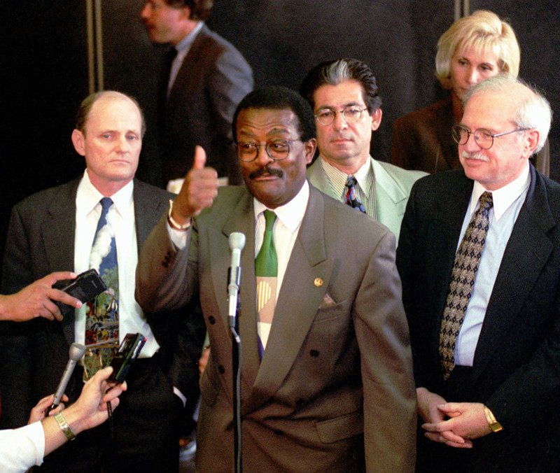 Ο OJ Simpson με την ομάδα των δικηγόρων του. Μεταξύ αυτών και ο πaτέρας της Κιμ Καρντάσιαν, Ρόμπερτ