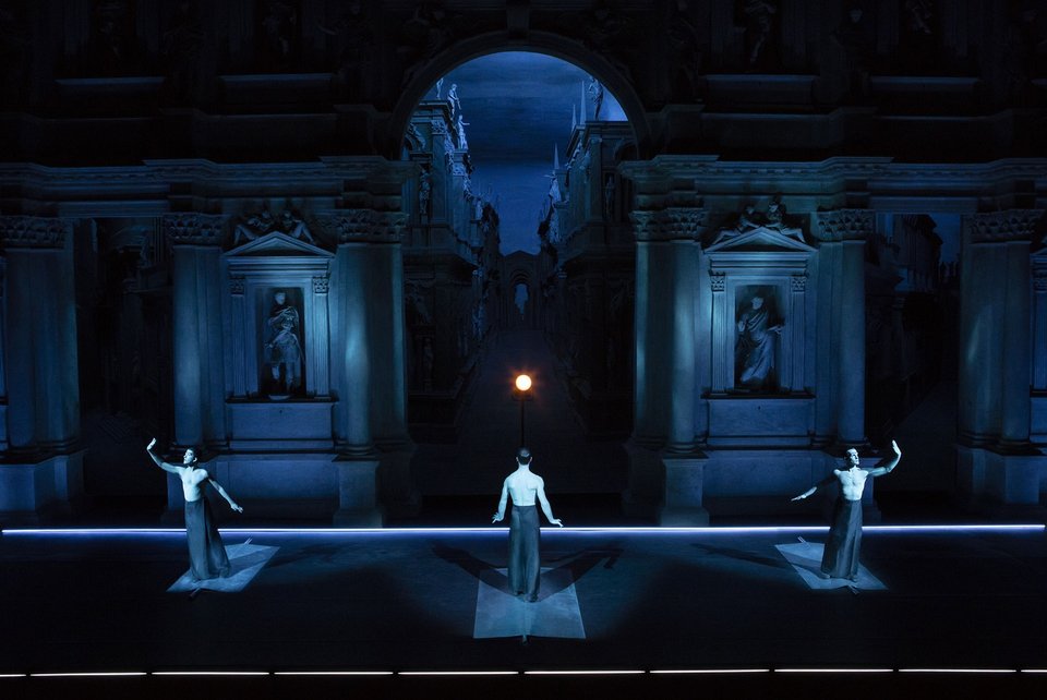 Παράσταση με μπλε φωτισμό