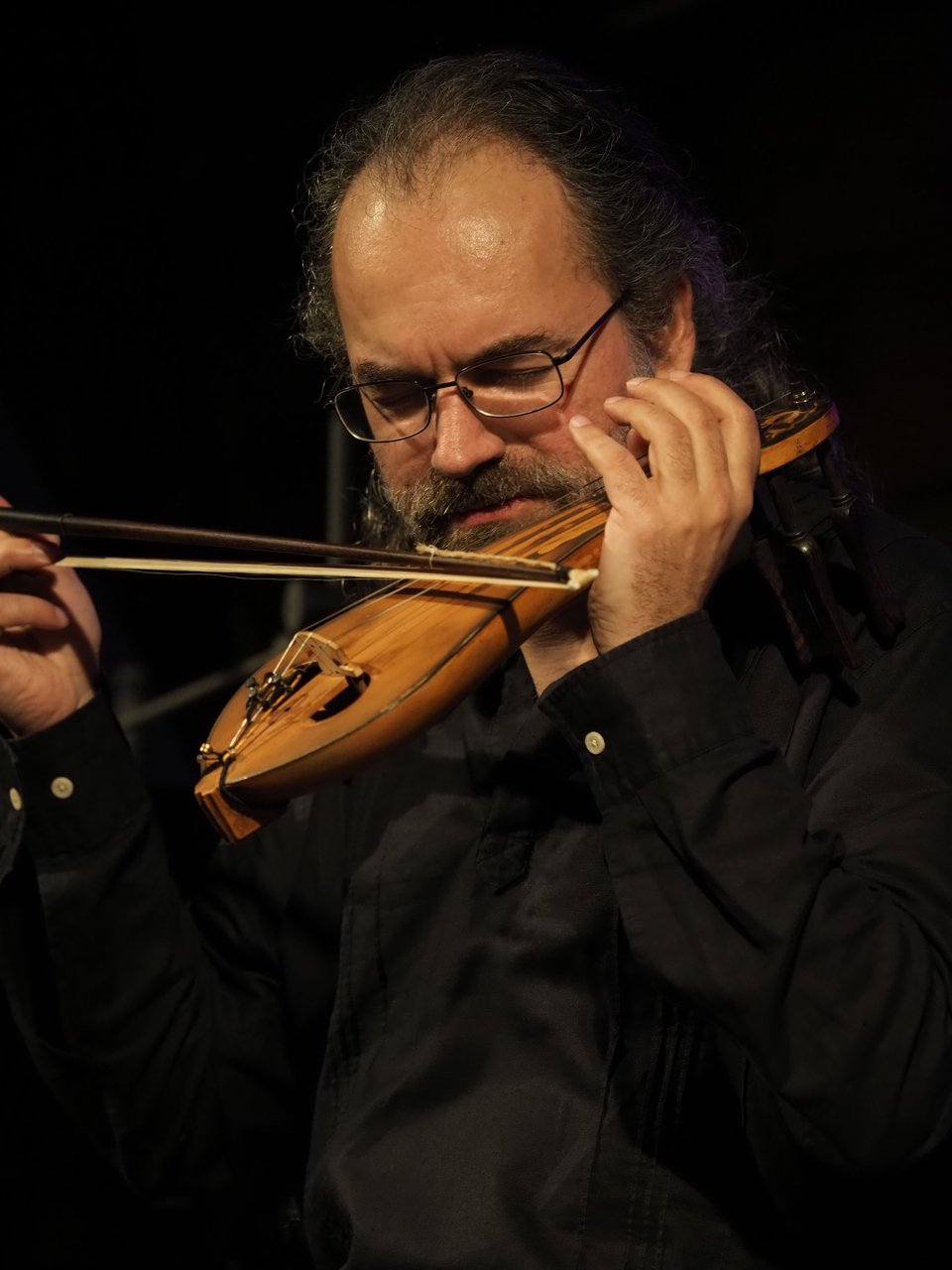 Σωκράτης Σινόπουλος με λύρα 