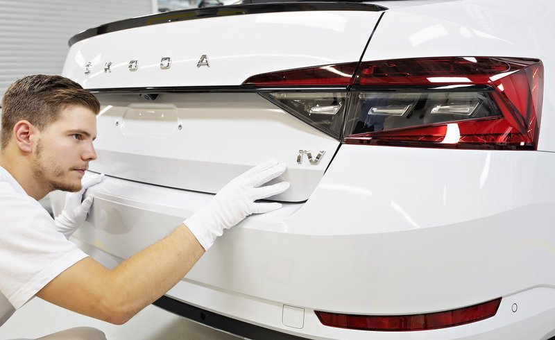 Ιστορική μέρα για τη Skoda είναι η 18η Σεπτεμβρίου του 2019 καθώς το πρώτο Superb iV κύλησε από τη γραμμή παραγωγής στο εργοστάσιο του Kvasiny, στα τσεχογερμανικά σύνορα.
