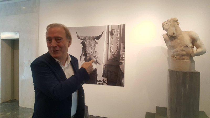 Ο Νίκος Σταμπολίδης μπροστά στον κορμό του Μινώταυρου και τη φωτογραφία του Πικάσο με τη μάσκα ταύρου/Φωτογραφία Κατερίνα Ι. Ανέστη