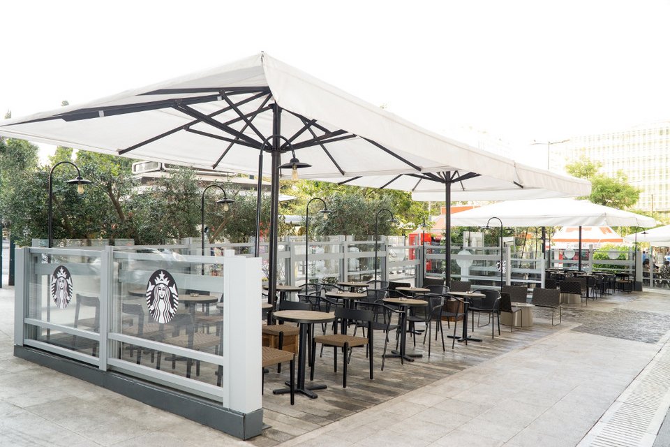 Το κατάστημα διαθέτει  έναν ευχάριστο και άνετο εξωτερικό χώρο