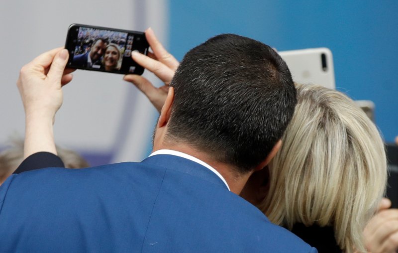 Σαλβίνι και Λεπέν ποζάρουν για selfie στη συγκέντρωση της ευρωπαϊκής ακροδεξιάς στο Μιλάνο.