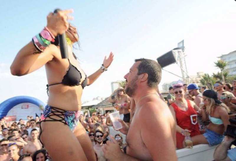 Ο Ματέο Σαλβίνο το διασκέδασε δεόντως στο beach party στην Μαριτίμα