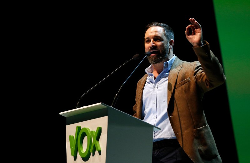 Ο 42χρονος ηγέτης του ακροδεξιού Vox, Σαντιάγκο Αμπασκάλ στο βήμα.