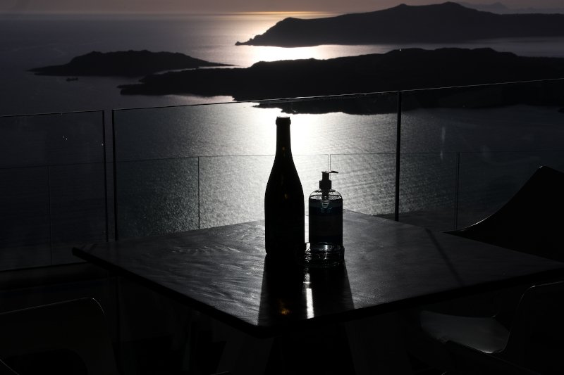 Κρασί και αντισηπτικό - Νέοι κανόνες στα εστιατόρια της Σαντορίνης