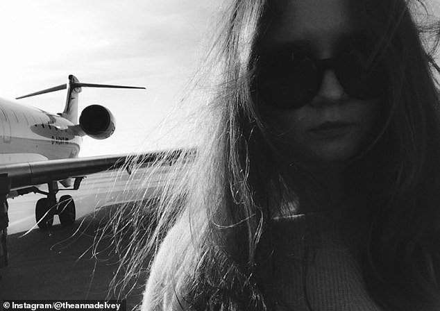 Η Σοροκίν ποζάρει στο φακό δίπλα σ' ένα lear jet σε μια από τις φωτογραφίες που ανήρτησε στο Instagram.