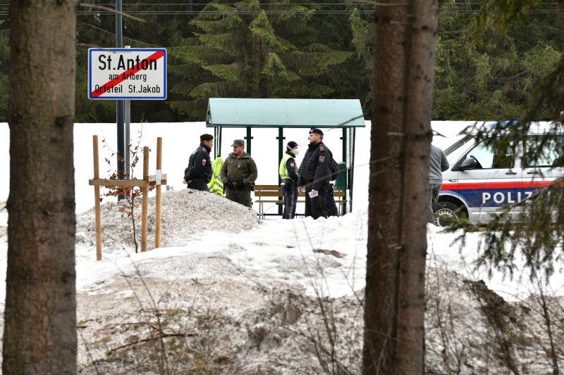 Aστυνομικοί φρουρούν την είσοδο του St.Anton κοντά στο Ισγκλ - Η επαρχία στο Τιρόλο τέθηκε σε καραντίνα λόγω του κορωνοϊού.
