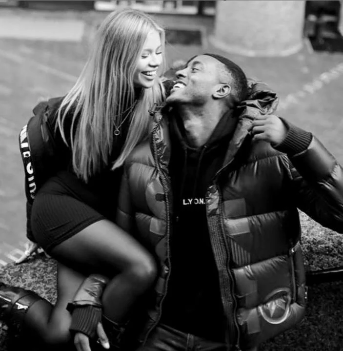 Το ζευγάρι δηλώνει τρελά ερωτευμένος