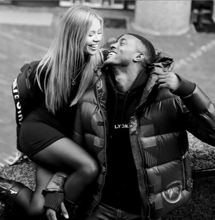 Το ζευγάρι δηλώνει τρελά ερωτευμένος 