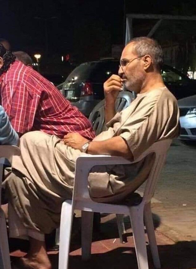 Η φωτογραφία με τον άγνωστο άνδρα που ανέβασε κάποιος στο Reddit. Ομολογουμένως μοιάζει εκπληκτικά με τον ιδρυτή της Apple