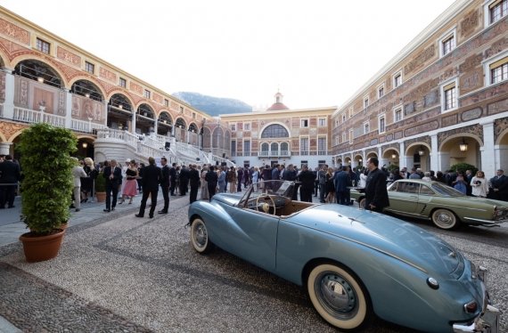 Ένα άλλο Sunbeam Alpine MK1 στην αυλή του παλατιού του Μονακό/Φωτογραφία Έκθεση Retromobile