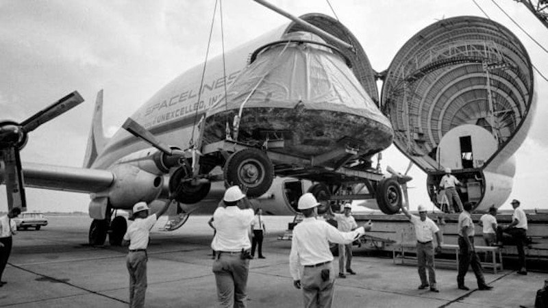 H κάψουλα του Apollo 11 φορτώνεται στην «κοιλιά» του Super Guppy