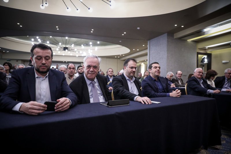 Απορροφημένος στο κινητό του ο Νίκος Παππάς