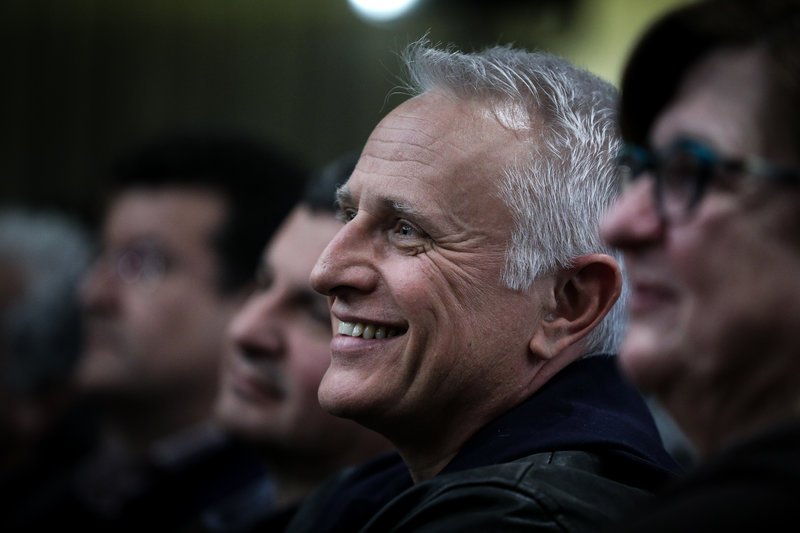 Ο Γιάννης Ραγκούσης με το χαμόγελό ζωγραφισμένο στο πρόσωπό του άκουγε τον Αλέξη Τσίπρα