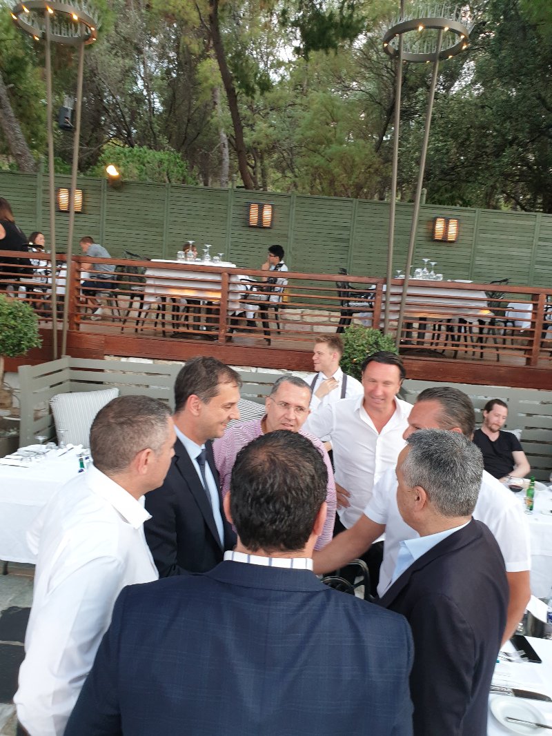 Ο πρόεδρος της Ελληνικής κοινότητας Μελβούρνης Βασίλης Παπαστεργιάδης με τον Χάρη Θεοχάρη.
