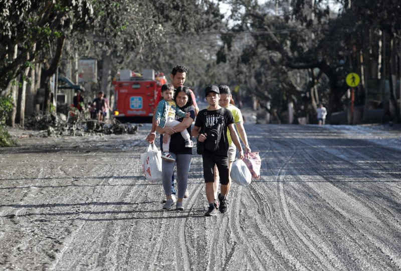 Χιλιάδες άνθρωποι έχουν εγκαταλείψει τις εστίες τους στην περιοχή γύρω από το ηφαίστειο Ταάλ.