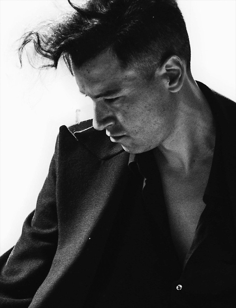 Ο σκηνοθέτης Θάνος Παπακωνσταντίνου _c_ SHOW studio Nick Knight