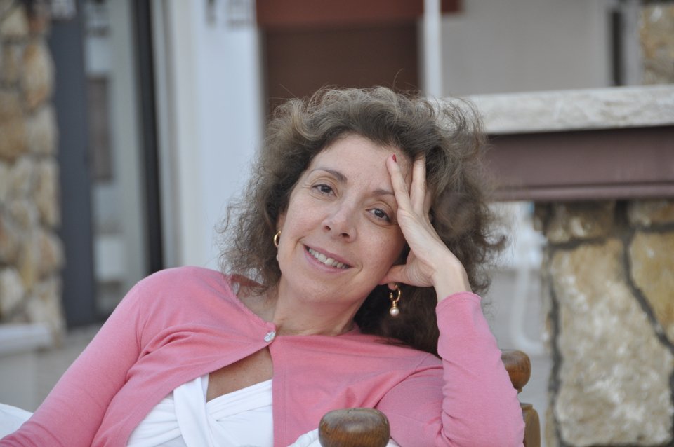 Θυμάμαι το μισοάδειο ψυγείο μας όταν ο πατέρας μου είχε μείνει χωρίς δουλειά. «Τα εμπόδια είναι για να τα πηδάμε,» μου έλεγε. Οσο έμενε σπίτι μαγείρευε, έτριβε τα μπακίρια που είχαμε στην κουζίνα και τα βράδυα παίζαμε ξερή και διαβάζαμε μαζί τα ταξίδια του Γκιούλιβερ. 