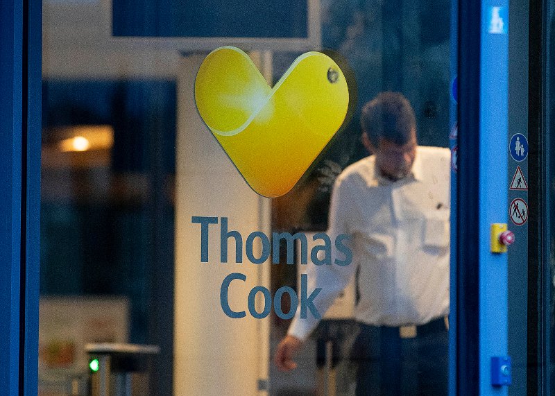 Φύλακας κλείνει την είσοδο παραρτήματος της Thomas Cook σε προάστιο της Φρανκφούρτης μετά την πτώχευση της εταιρείας.