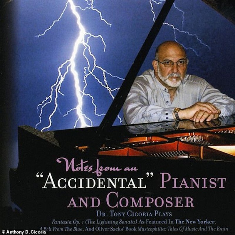 O Τόνι Τσικορία κεραυνοβολήθηκε το 1994 κι έκτοτε ανέπτυξε ένα μουσικό ταλέντο.