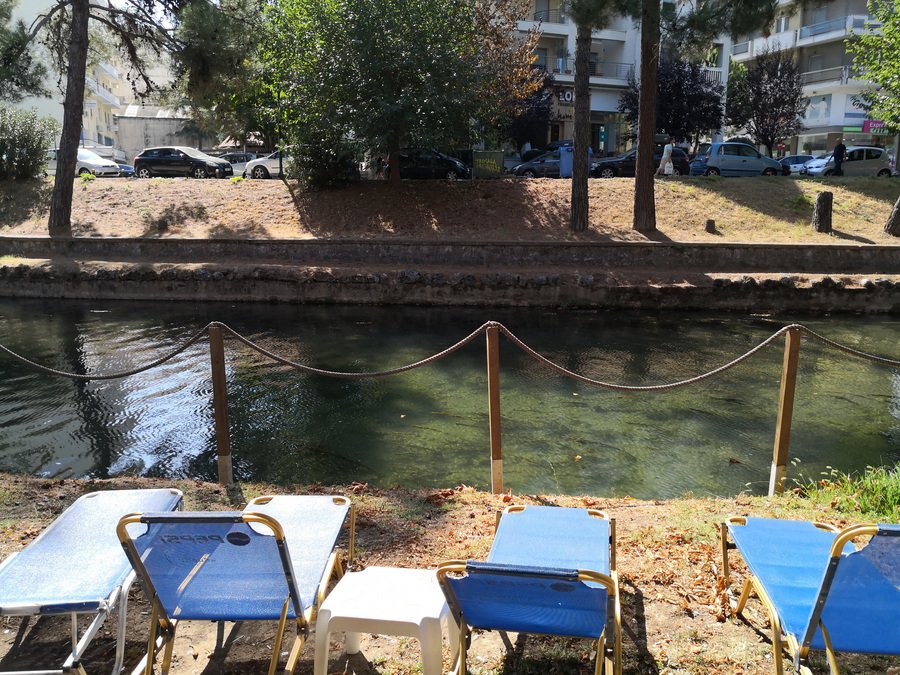 Ξαπλώστρες παραλίας δίπλα στο ποτάμι