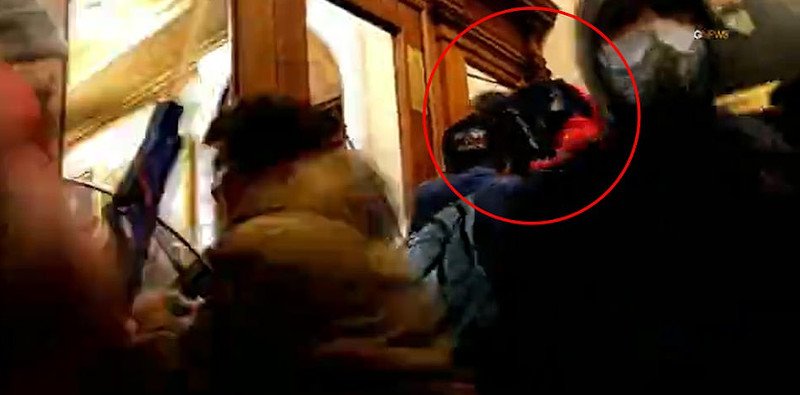 H στιγμή που η 35χρονη οπαδός του Τραμπ προσπαθεί να σκαρφαλώσει από σπασμένο παράθυρο σε αίθουσα του Καπιτωλίου