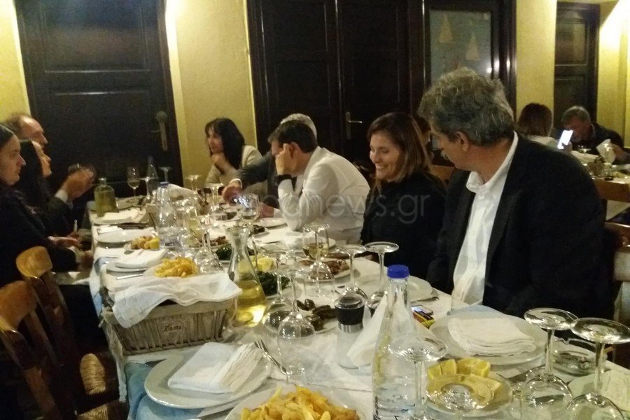 Ο πρωθυπουργός Αλέξης Τσίπρας δείπνησε με συνεργάτες του μετά την ομιλία του στο Κλειστό Γυμναστήριο των Χανίων
