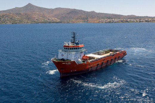Το «Typhoon» διατηρείται ακίνητος πάνω από οποιοδήποτε σημείο του βυθού, επιτρέποντας στους καταδυόμενους αρχαιολόγους να χρησιμοποιούν σταθερή βάση εξόρμησης ακριβώς επάνω από το αρχαίο ναυάγιο