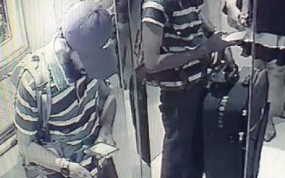 Ο Τζαμίλ Μοχάμεντ με καπέλο του μπέιζμπολ και γενειάδα κι ένα σακίδιο πλάτης, που πιστεύεται ότι περιείχε εκρηκτικά, στο ξενοδοχείο Taj της πρωτεύουσας της Σρι Λάνκα.