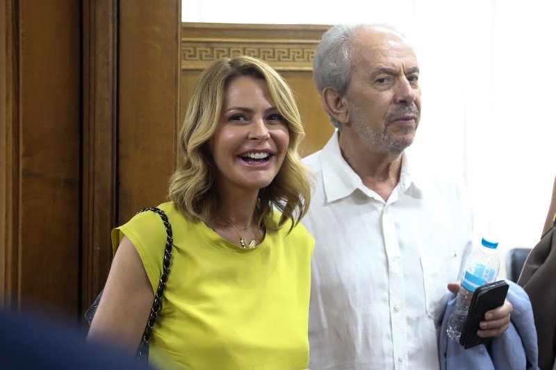 Η Τζένη Μπαλατσινού έδειχνε να διασκεδάζει την παράδοση παραλαβή