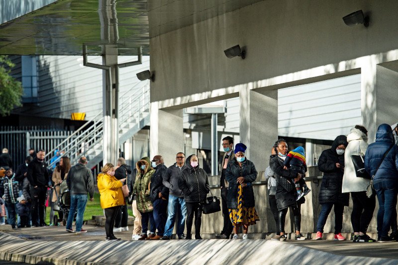 Ουρά καταναλωτών έξω από παράρτημα αλυσίδας σούπερ μάρκετ στο Μπέρμιγχαμ της Αγγλίας