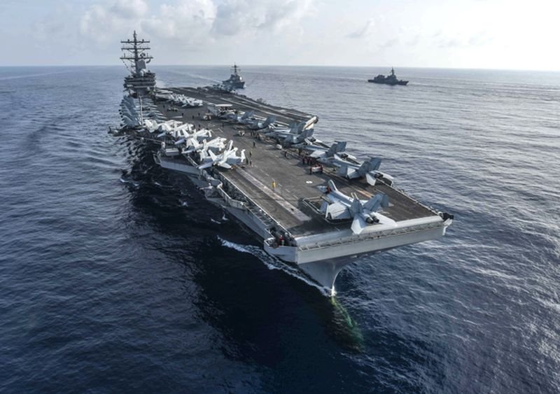 To αμερικανικό αεροπλανοφόρο USS Ronald Reagan και το καταδρομικό USS Milius σε ναυτική άσκηση με ιαπωνικά σκάφη.
