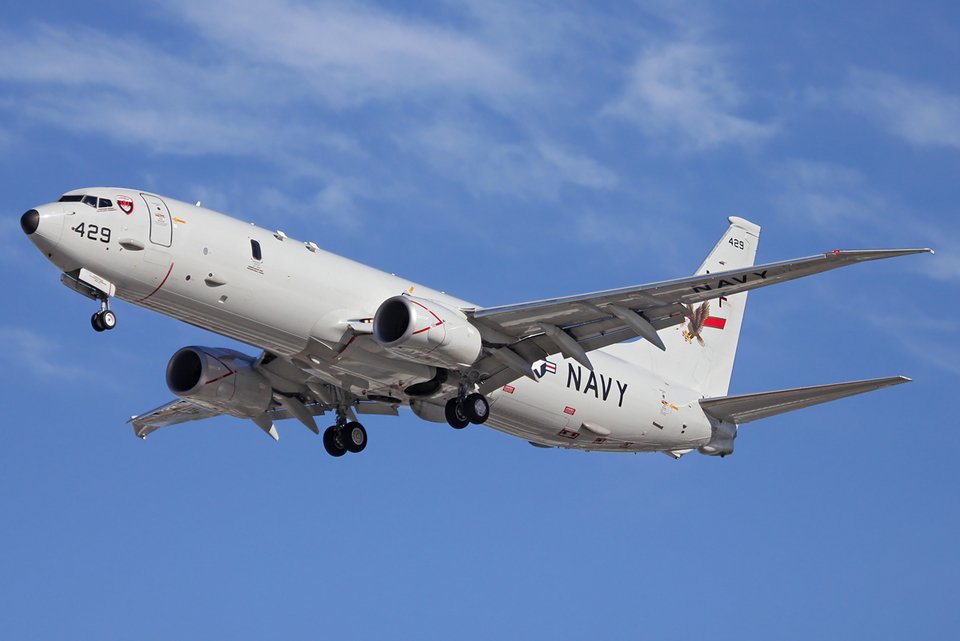 Αμερικανικό αναγνωριστικό αεροσκάφος P-8A Poseidon εν πτήσει.