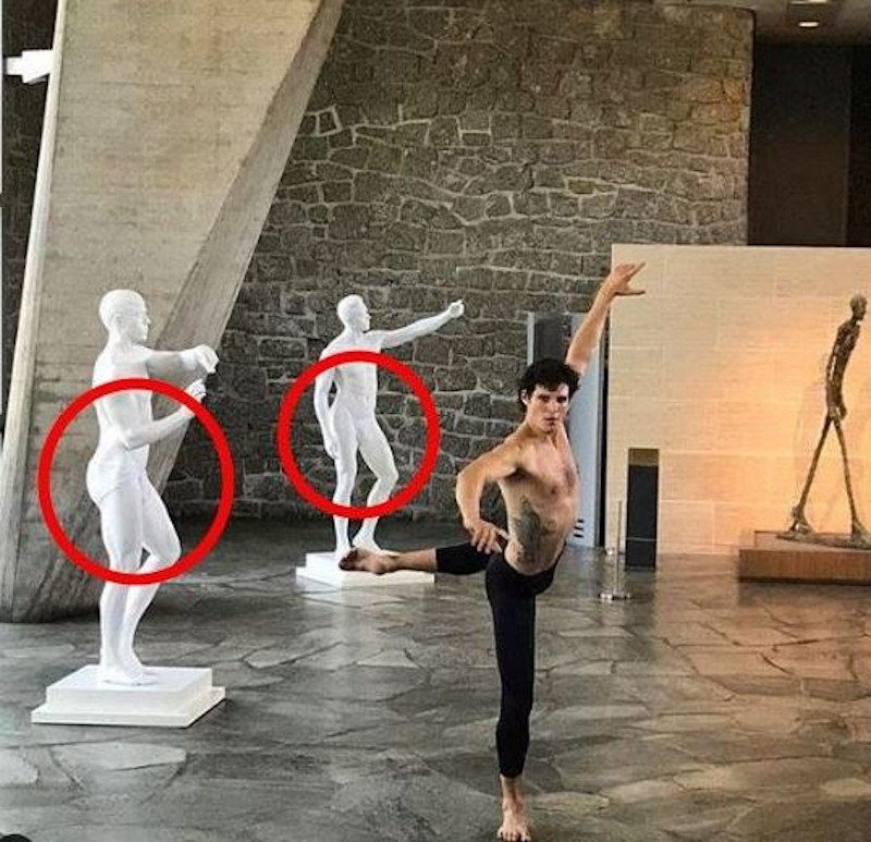 Τα γλυπτά καλυμμένα με εσώρουχα στην έδρα της Unesco στο Παρίσι.