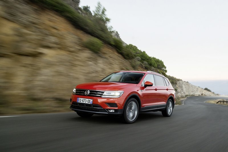 To Tiguan Allspace βασίζεται πάνω στο γνωστό μας SUV της VW, το οποίο όμως έρχεται με μακρύτερο μεταξόνιο και μακρύτερο συνολικά μήκος (4,7 μέτρα) για να προσφέρει ένα πιο πρακτικό, 7θέσιο εσωτερικό.