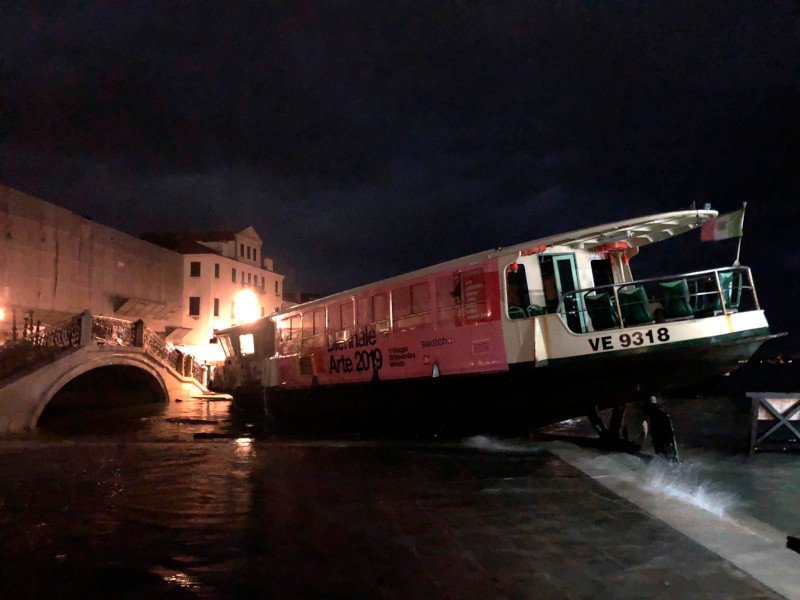 Η στάθμη των υδάτων στη Βενετία έφθασε τα 187 εκατ. με αποτέλεσμα ένα φέρι μποτ να καταλήξει σε προκυμαία.