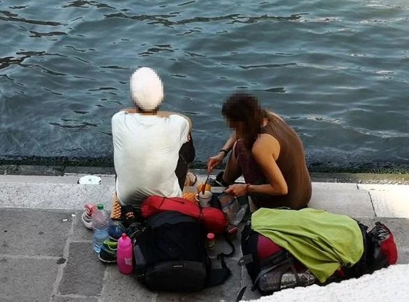 Δύο Γερμανοί τουρίστες από το Βερολίνο πλήρωσαν πρόστιμο 950 ευρώ επειδή έφτιαξαν καφέ κοντά στη γέφυρα του Ριάλτο στη Βενετία.
