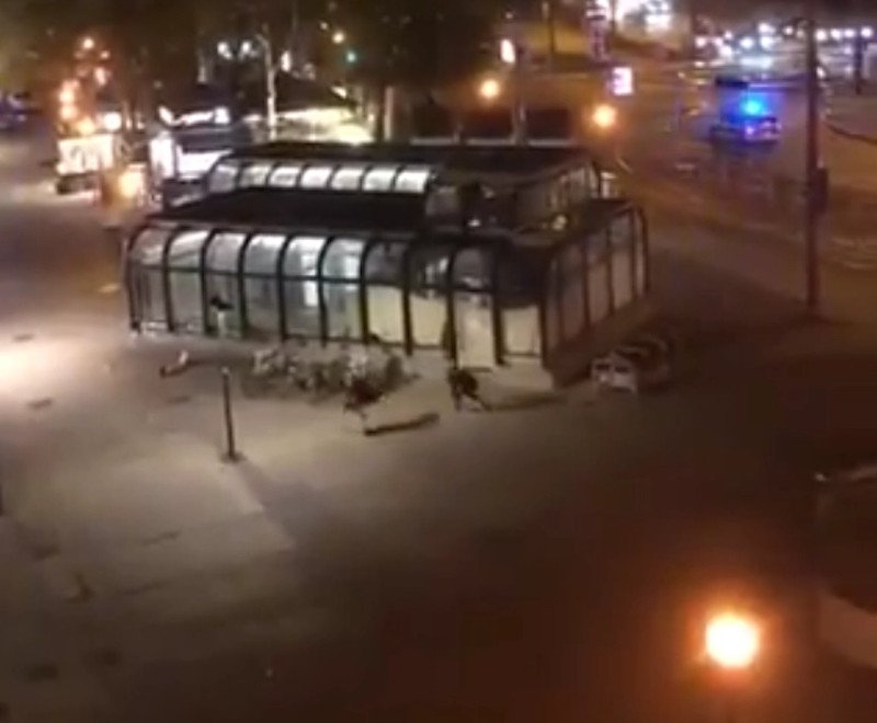 Η στιγμή που οι δύο φίλοι τρέχουν να καλυφθούν απ' τα πυρά του μακελάρη της Βιέννης, λίγο αφότου έσωσαν μια γυναίκα