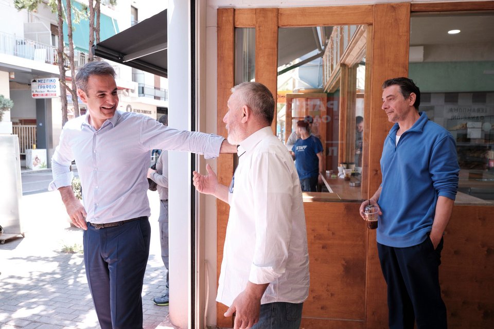 Ο πρόεδρος της ΝΔ συνομιλεί με κατοίκους του Χαλανδρίου