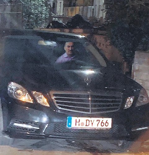 Φωτογραφία του Yalcin Esmek μέσα στο αυτοκίνητό του, που δημοσίευσε η Sabah.