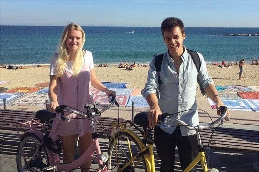 Ζευγάρι με ποδήλατα στη θαλασσα