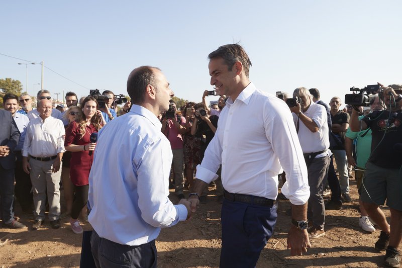Ο Κυριάκος Μητσοτάκης στο οικόπεδο στο Μάτι που καθαρίστηκε